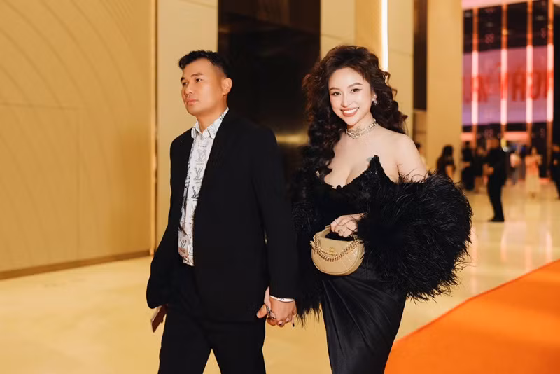  MC Vân Hugo sinh năm 1985, sở hữu chiều cao không nổi bật nhưng vóc dáng cân đối, gợi cảm.