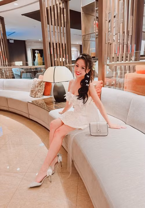 Biệt danh Vân Hugo xuất phát từ việc người đẹp làm MC trò chơi thiếu nhi tương tác qua điện thoại Vui cùng Hugo năm 2004.
