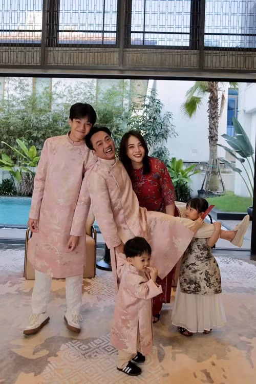 Mỗi dịp lễ Tết, cả gia đình Cường Đô la diện áo dài, chụp ảnh trong biệt thự.