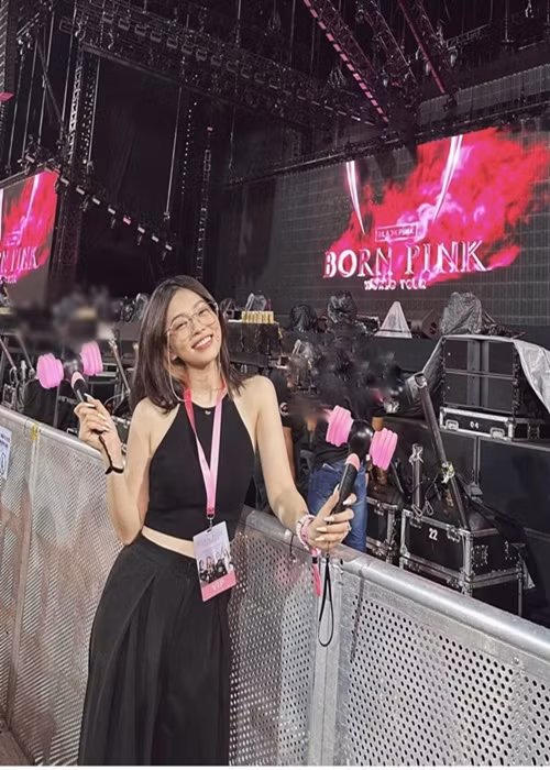 Nàng hậu "săn" poster, album của nhóm BlackPink. Ảnh: FB Phương Nga.