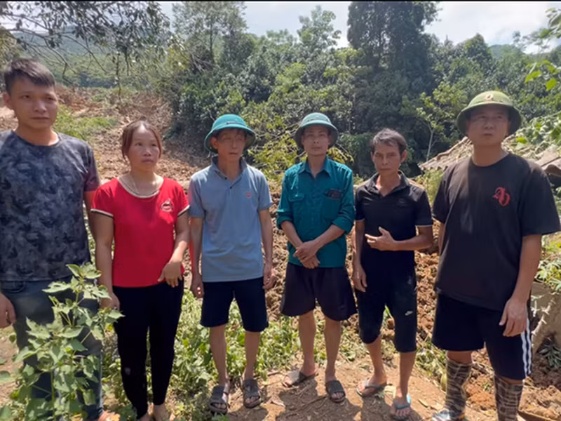 Hồ Hoài Anh từng đi từ thiện. Tháng 9/2024, nhạc sĩ Phạm Việt Tuân chia sẻ clip Hồ Hoài Anh trao quà cho 5 hộ thiệt hại 100 % ở Bảo Yên, Lào Cai do mưa lũ. Ảnh: FB Phạm Việt Tuân.
