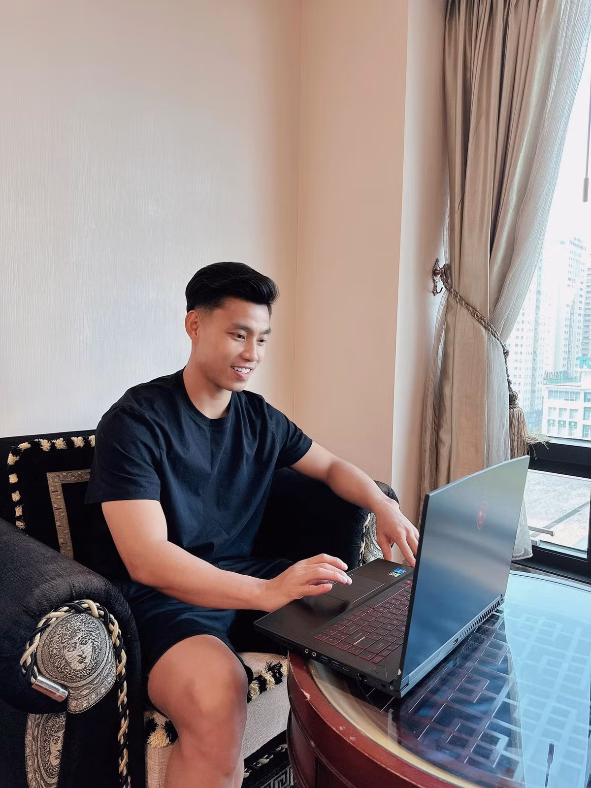 Tháng 5 năm nay, Văn Thanh bất ngờ công khai khoảnh khắc khóa môi một cô gái. Dân mạng nhanh chóng tìm ra nữ chính trong bức ảnh là Lê Ngọc Ánh hiện sinh sống ở TPHCM và làm việc tại một ngân hàng.