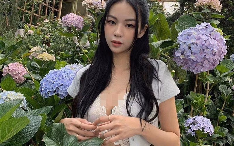 Mặc dù diện trang phục có phần táo bạo nhưng gái xinh Hà thành vẫn khéo léo che chắn bằng áo khoác ngoài.