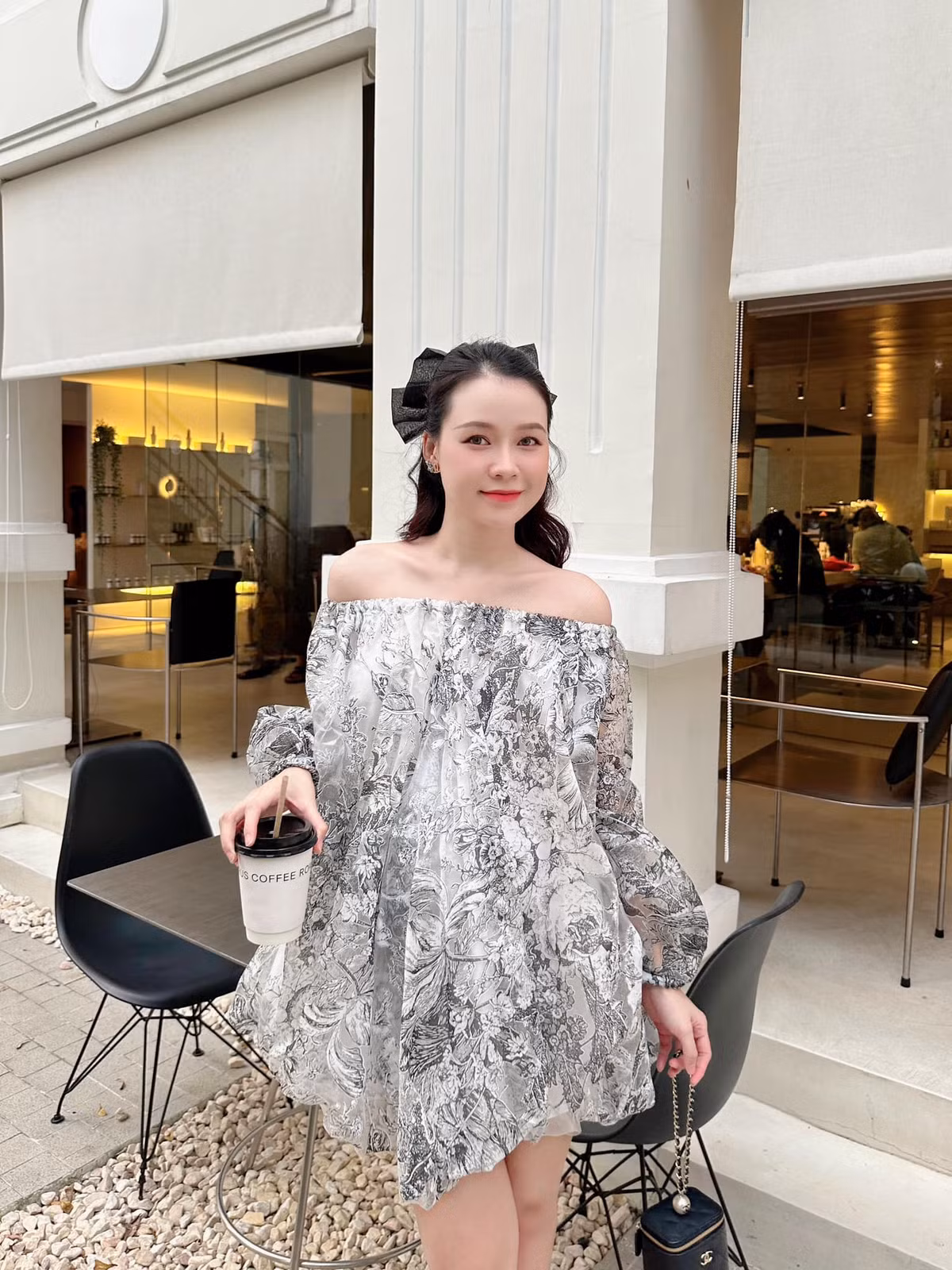 "Hot girl tài sản 50 tỷ" còn rất chăm đăng tải MXH nhiều hình ảnh cà phê, trà chiều. Mỗi dịp như vậy, cô lại xúng xính váy áo không trùng bộ nào.