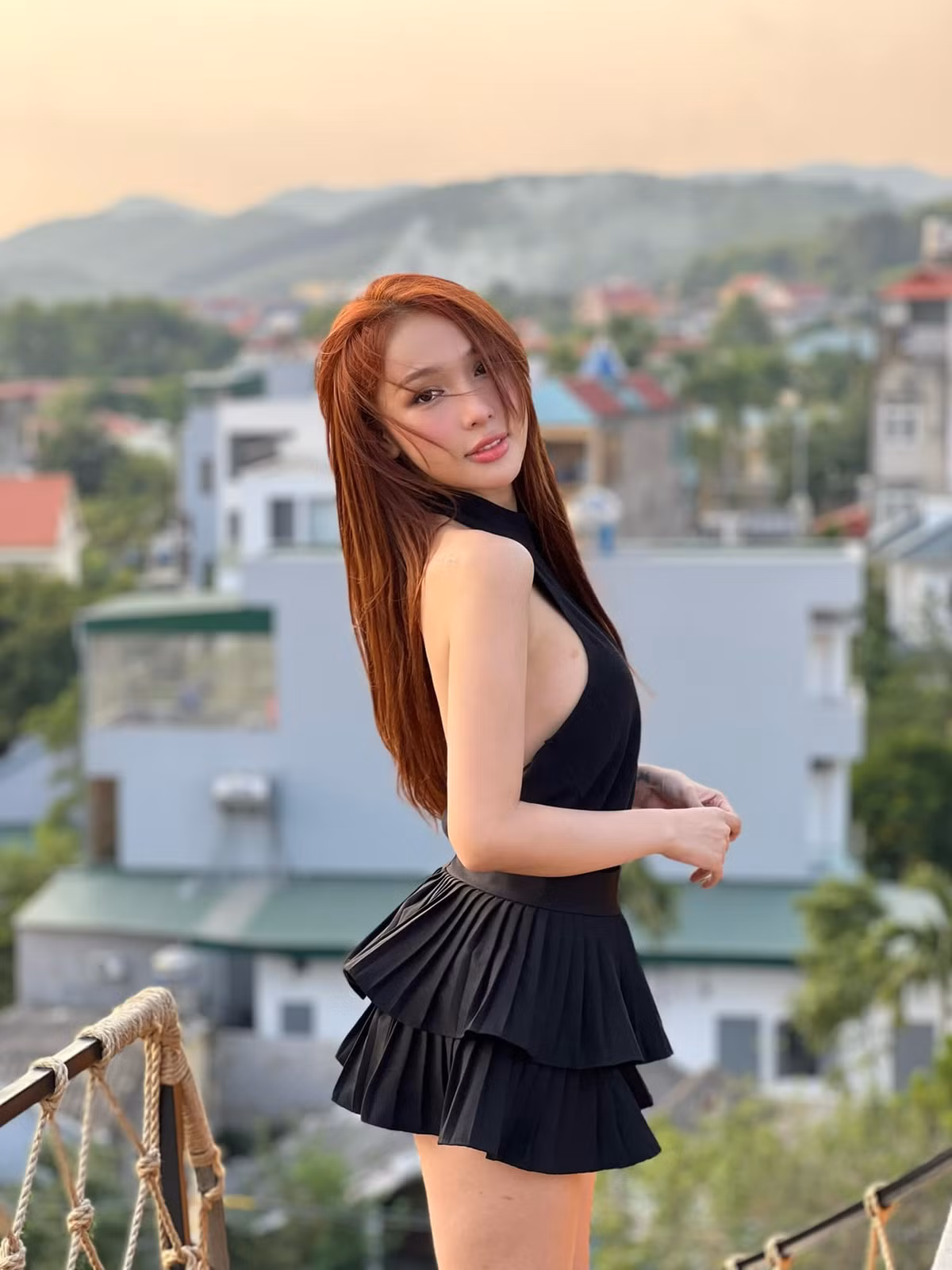Cô gái chuyển giới này từng khiến nam người mẫu vừa khóc vừa gọi điện cho mẹ thuyết phục để được tìm hiểu cô. Trước đó Minh Hưng thừa nhận mình vẫn còn tình cảm với người đẹp chuyển giới nhưng gia đình anh chàng chưa chấp nhận được sự đặc biệt của cô.