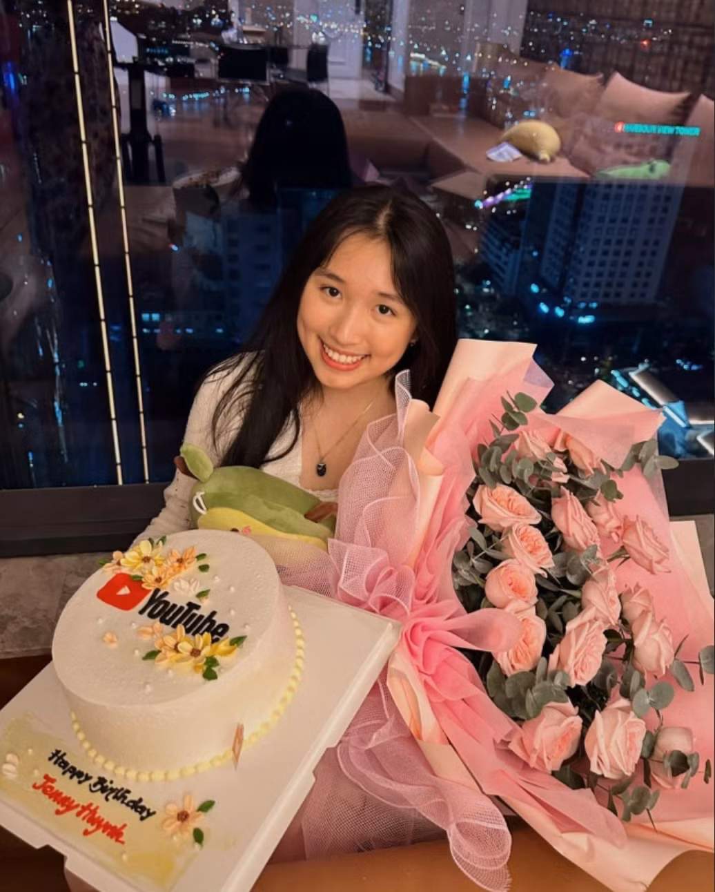 Cụ thể, Jenny Huỳnh là Youtuber trẻ tuổi đạt hơn 3,5 triệu người theo dõi trên YouTube, “cán mốc" 1 tỷ views vào tháng 7/2023, có hơn 6,6 triệu followers trên TikTok.