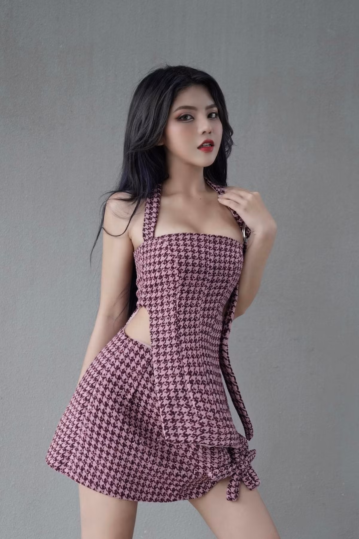 Reency Ngô là TikToker khá nổi tiếng trên mạng xã hội TikTok, cô có tên thật là Ngô Thùy Linh, sinh năm 2000. Reency Ngô nổi tiếng với gương mặt xinh đẹp, giỏi võ thuật, tài năng và có ước mơ diễn xuất từ bé nên được nhiều người theo dõi và yêu mến.