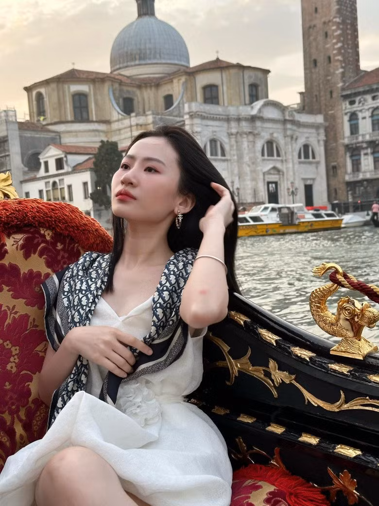 Nhắc đến chiếc siêu xe trị giá 8 tỷ đồng, hot girl Nghệ An cho biết vì bản thân sinh sống tại Sài Gòn nên ít sử dụng tới.