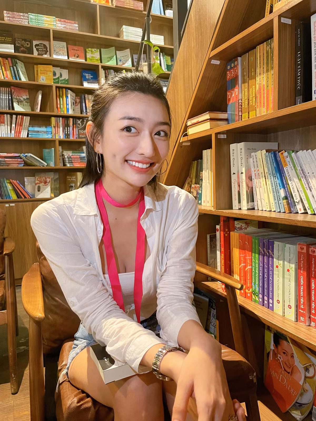 Xuân Mai sở hữu nụ cười rạng rỡ với đôi má lúm đồng tiền rất duyên.
