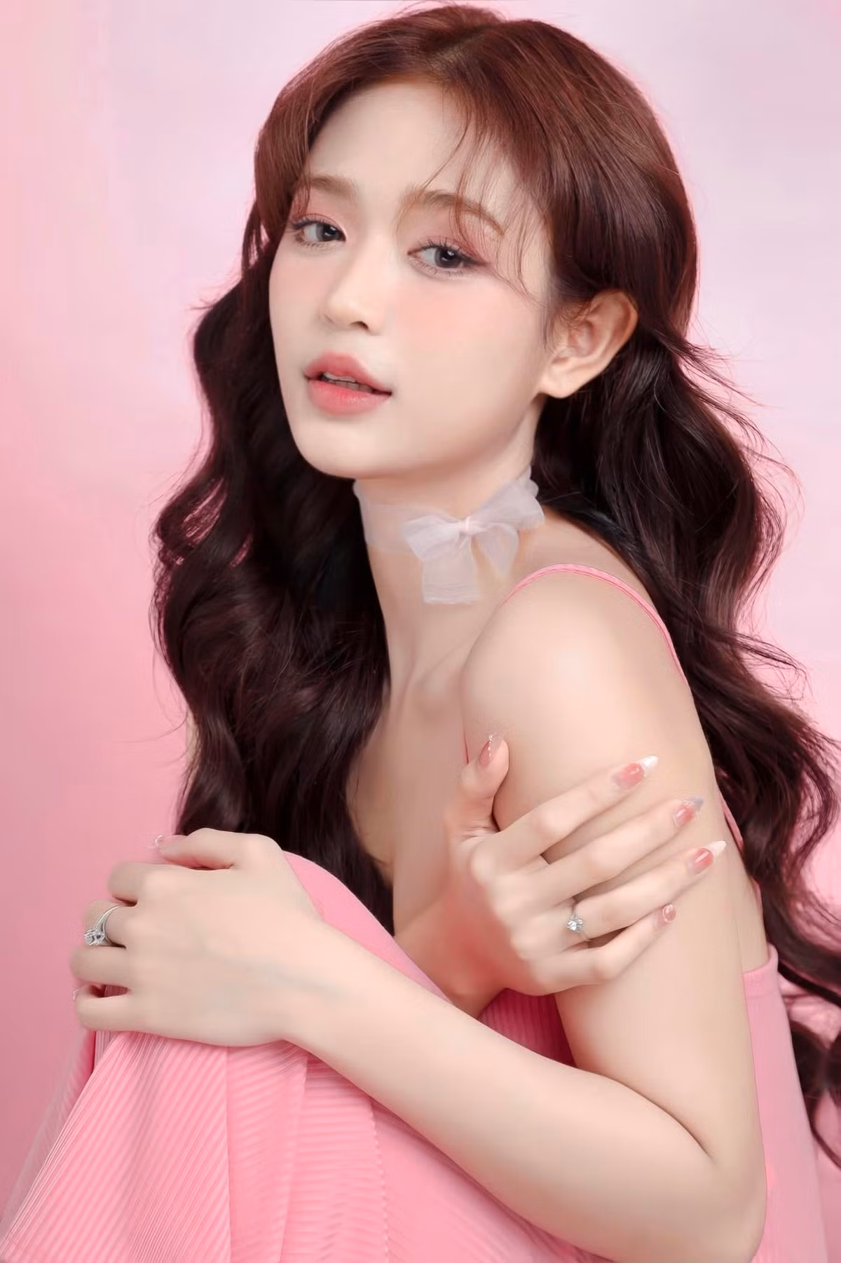Nhờ sở hữu nước da trắng ngần nên cô không ngại cân mọi phong cách.