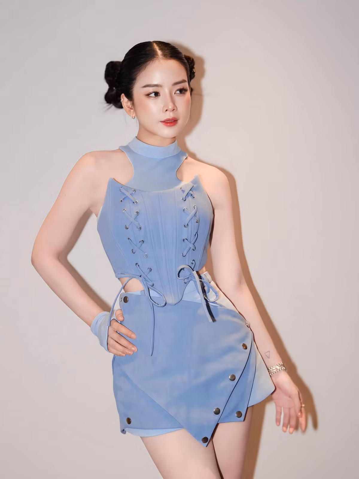 So với nhiều nữ DJ khác, Mie nổi tiếng với vẻ gợi cảm chừng mực, không khoe da thịt "bốc lửa" mỗi lần trình diễn.