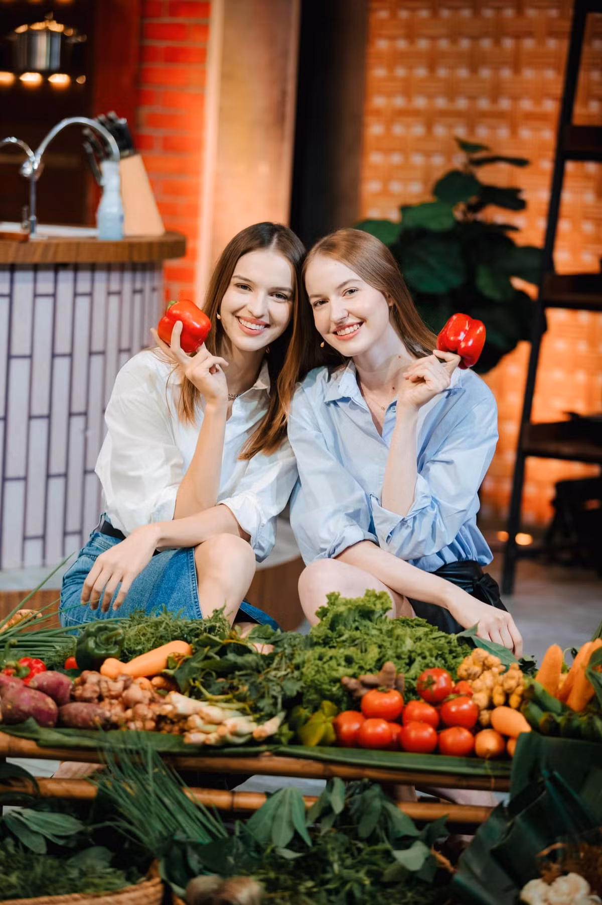 Hai người đẹp tham gia chương trình "Của Ngon Vật Lạ" và nhanh chóng gây sốt.