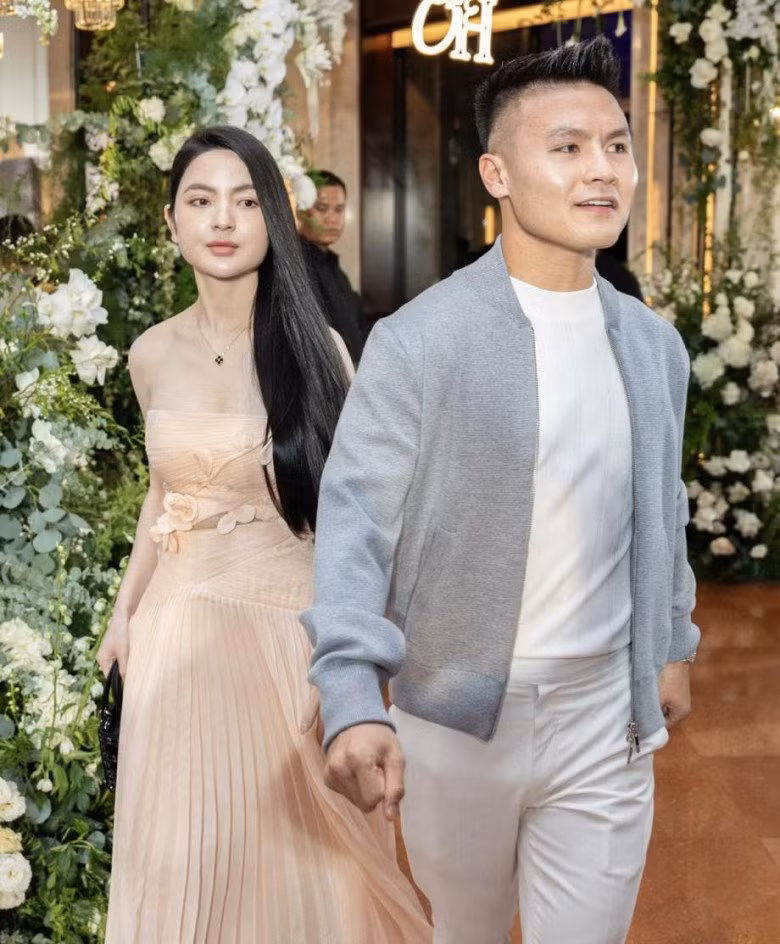 Mới đây, bạn gái Quang Hải - Chu Thanh Huyền đăng tải video xách túi hàng hiệu đi dạo ở nơi cô sinh sống. Một cư dân mạng để lại bình luận thắc mắc: "Có ai thấy cái túi xách của bà ấy không. Đi đâu cũng mang cái túi đó hết á trời".