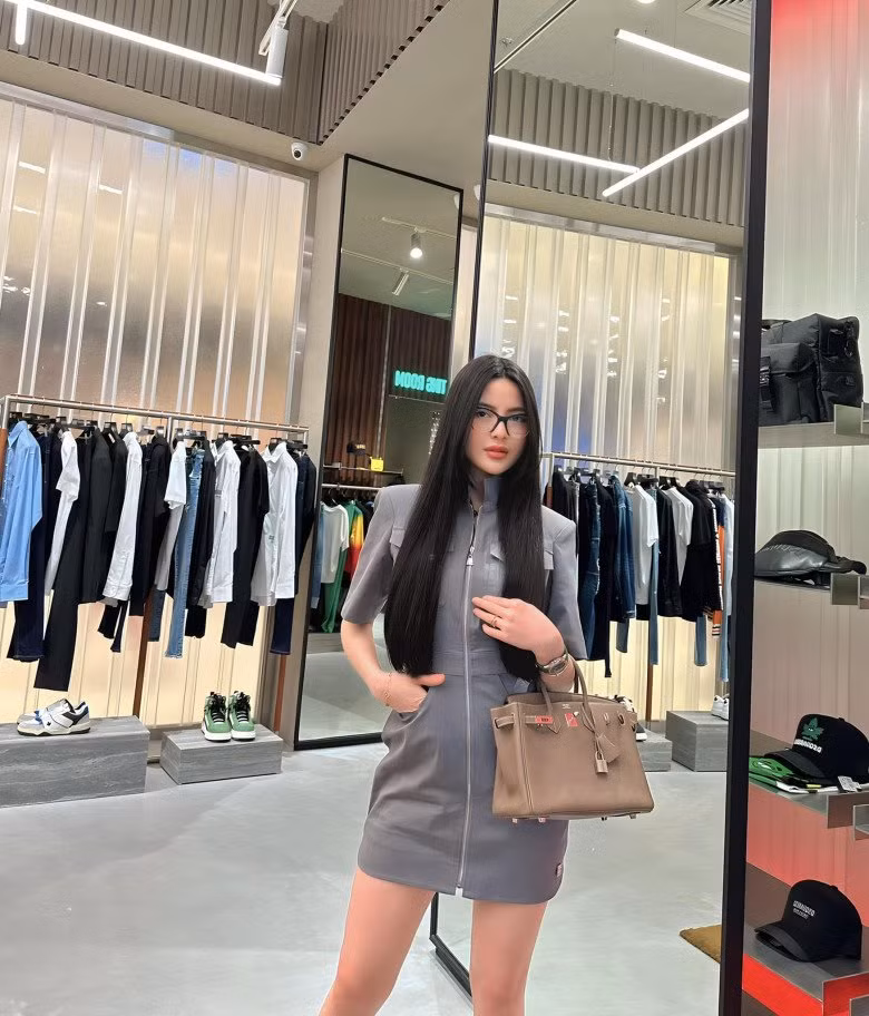 Cụ thể, người dùng mạng này đang muốn nhắc đến chiếc túi xách hiệu Hermes Birkin 25 có giá hàng trăm triệu đồng mà Chu Thanh Huyền cầm trên tay.