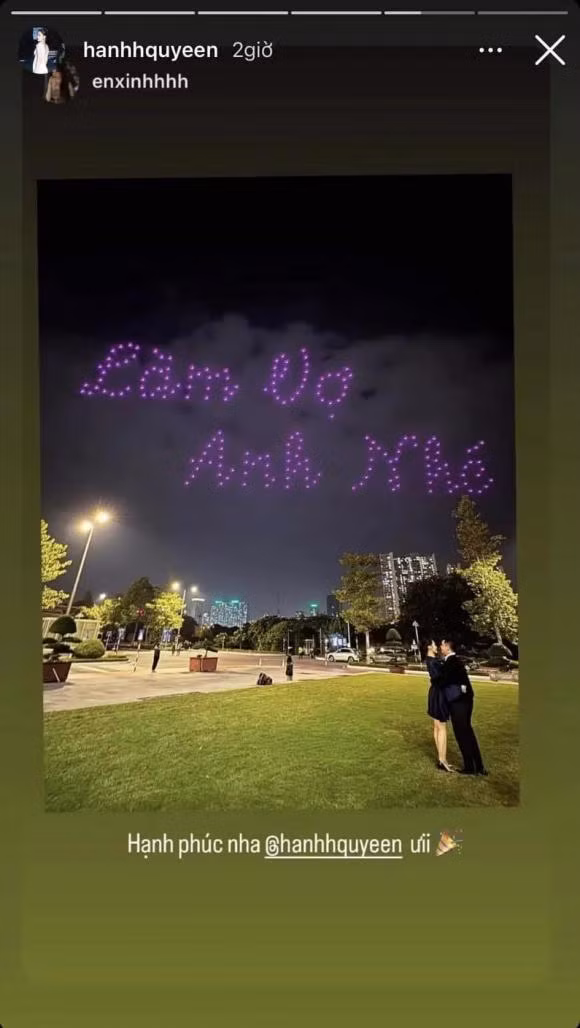 Mới đây nhất, màn cầu hôn bằng flycam của bạn trai dành cho nữ MC Phạm Hạnh Quyên gây sốt trên MXH.