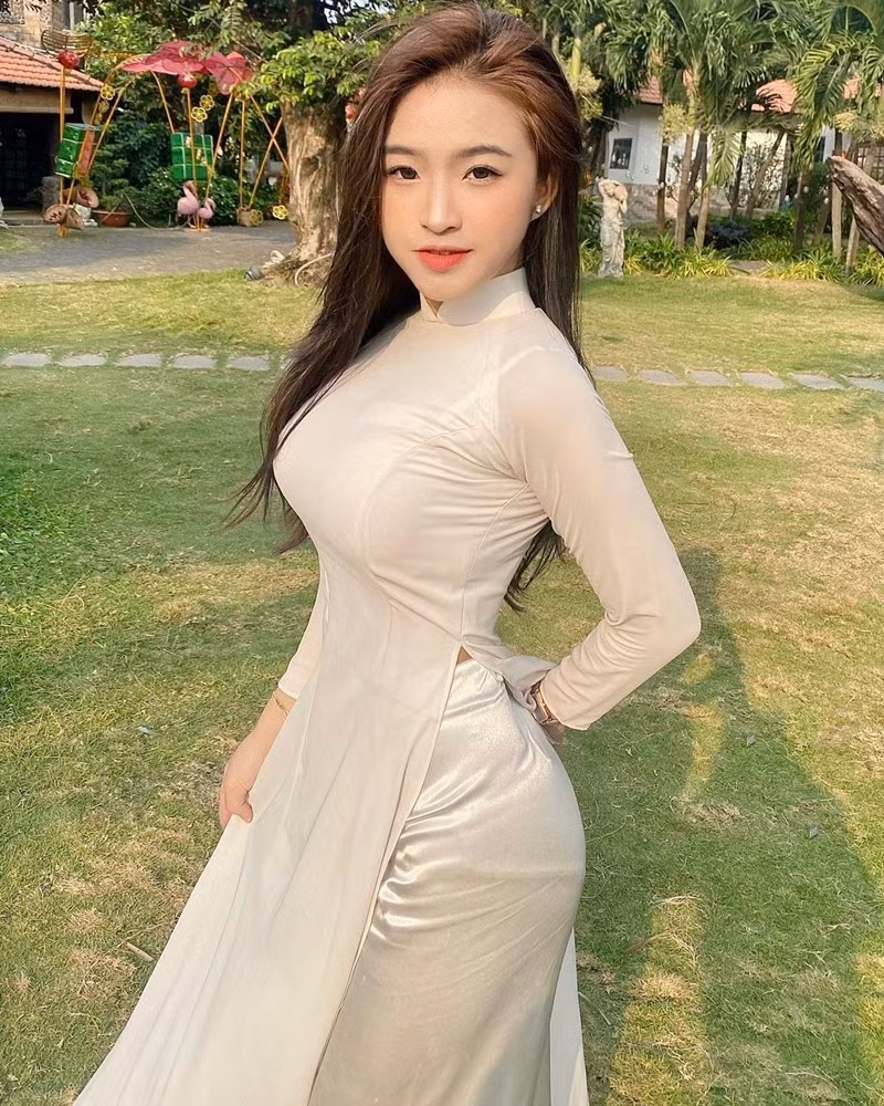 Phan Thị Bảo Trân từng được mệnh danh là " hot girl áo dài", cô là một trong những 10X nhận được nhiều chú ý của khán giả bởi gương mặt xinh đẹp cùng vóc dáng quyến rũ, cuốn hút.