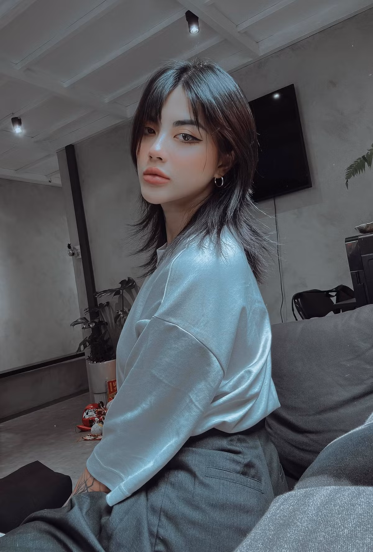 Hot girl xăm mình đã nổi tiếng từ cách đây 10 năm, thời đó cô gái trẻ nhận không ít lời dị nghị bởi khi ấy, định kiến về xăm hình, đặc biệt là con gái làm nghề thợ xăm hình vẫn còn rất khắt khe.