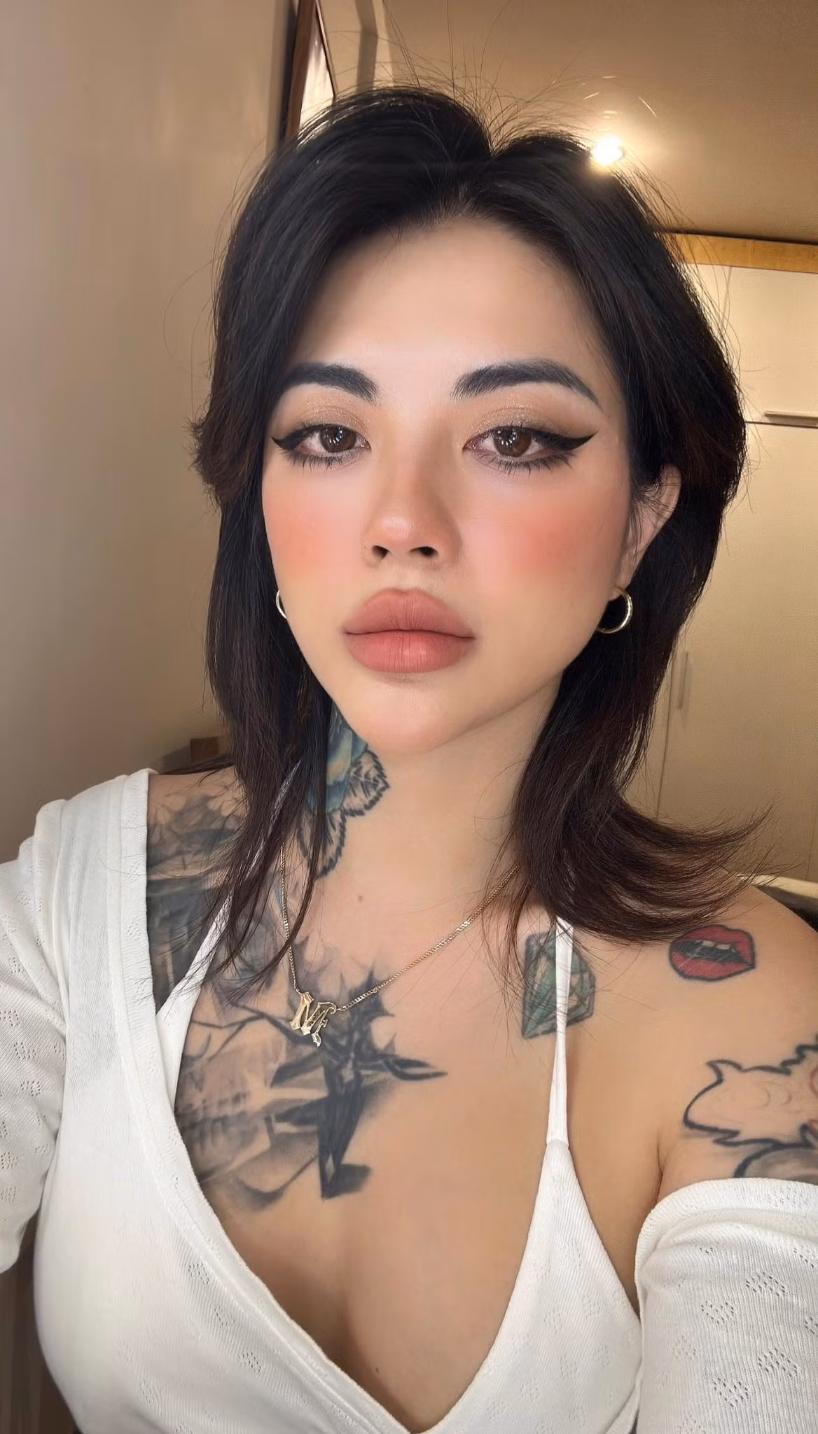 Không chỉ là một thợ xăm, Lee Zin còn là người mẫu ảnh và thích xỏ khuyên.