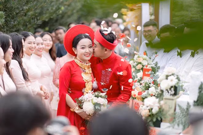 Ngoài số vàng cưới "khủng" ở trên chú rể còn đón dâu bằng chiếc Bentley màu cam trắng cực sang chảnh.