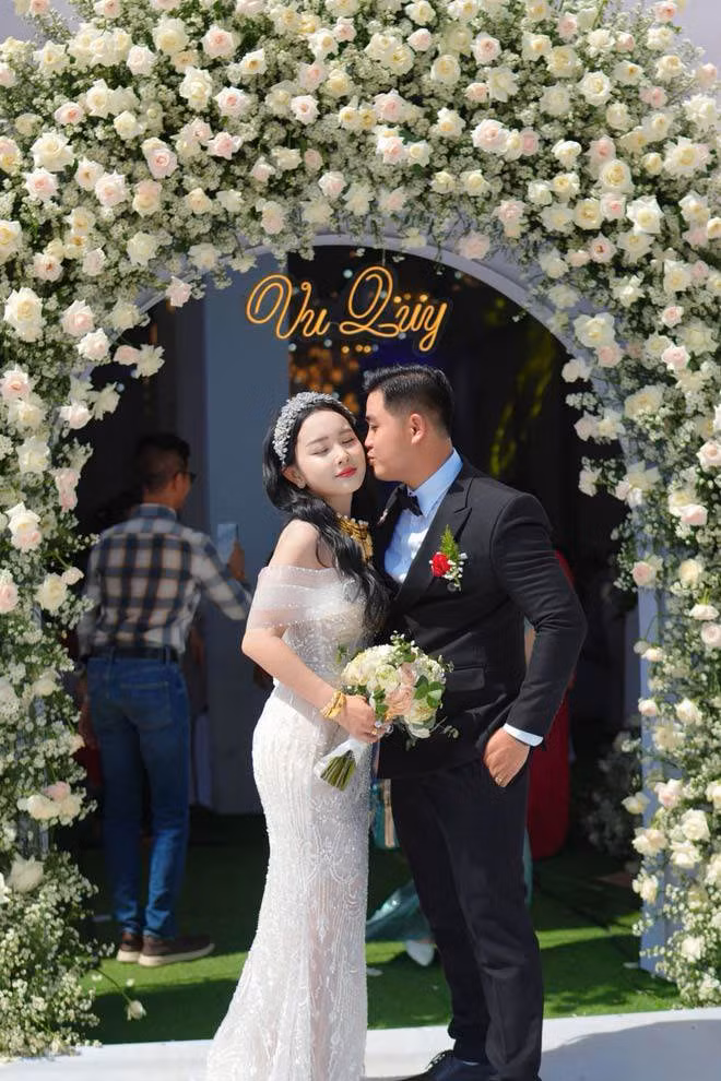 Dù tổ chức rình rang với độ chịu chi cực "khủng", nhưng đám cưới vẫn giữ nhiều nét dẹp truyền thống của người miền Tây. Ảnh: Tổng hợp