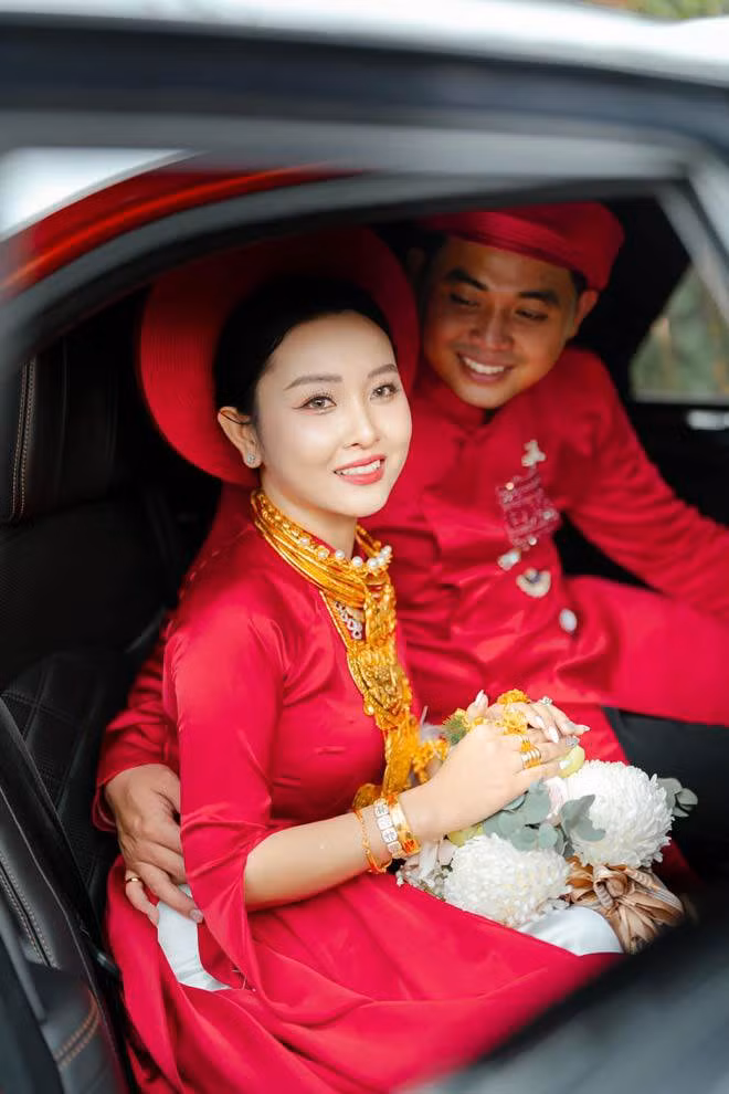 Số vàng được mẹ cô dâu đựng trong thau gồm 20 cây vàng. Cô dâu, chú rể cũng đeo trên người rất nhiều kiềng cổ, vòng vàng, nhẫn vàng.
