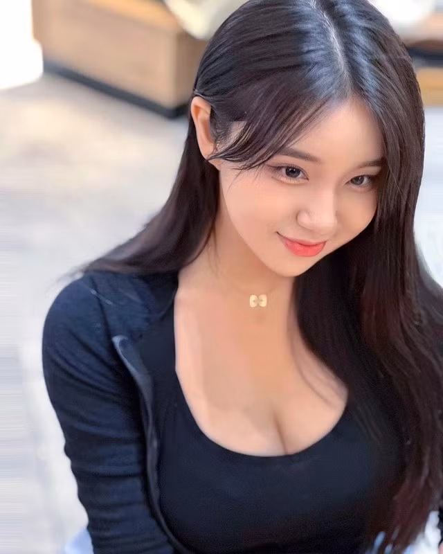 Cô lựa chọn linh hoạt các loại phục trang, khi thì diện thiết kế ngắn, lúc khác chọn thiết kế dài nhưng ôm sát.