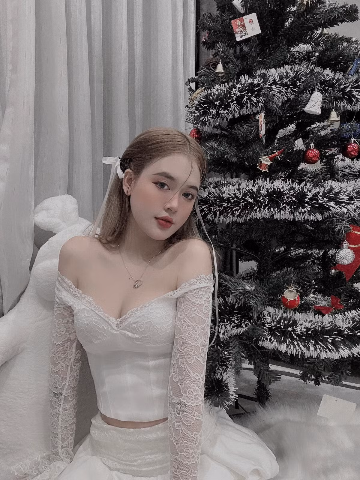 Mới đây, vợ Vũ Tiến Long - Diễm Quỳnh đăng tải loạt ảnh vô cùng nóng bỏng bên cây thông Noel.