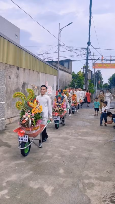 Một đám hỏi ở Thái Bình diễn ra cách đây chưa lâu cũng thu hút sự quan tâm nhờ dàn xe rùa chở sính lễ.