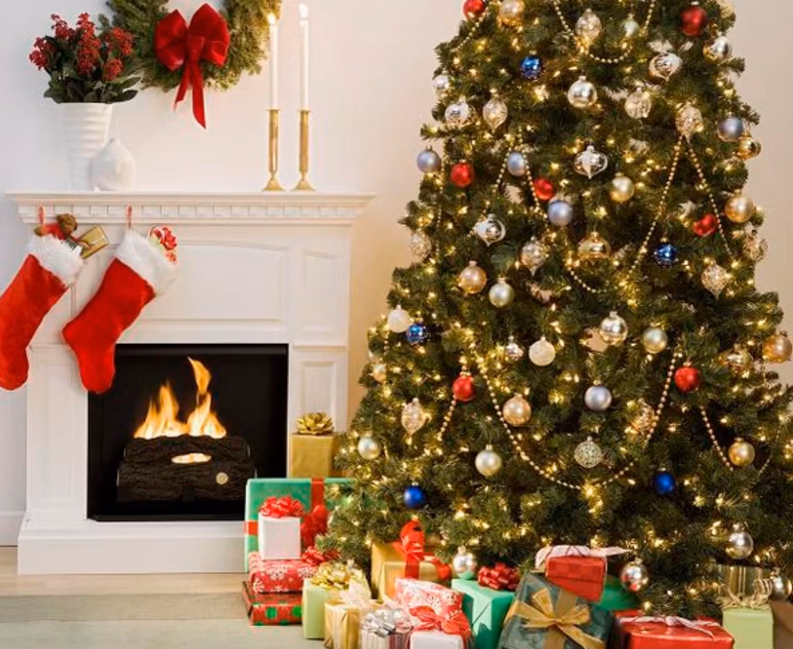 Vào mỗi dịp Giáng sinh về trên MXH lại xuất hiện nhiều hình ảnh cây thông Noel hài hước, độc đáo.