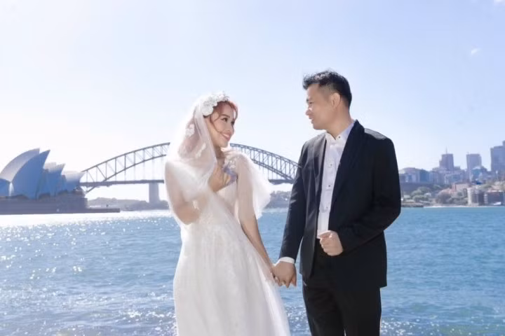 Thanh Vân Hugo chụp ảnh cưới với chồng ở Sydney, Australia. Người đẹp gửi lời cảm ơn bạn đời đã đồng hành, thấu hiểu mình.