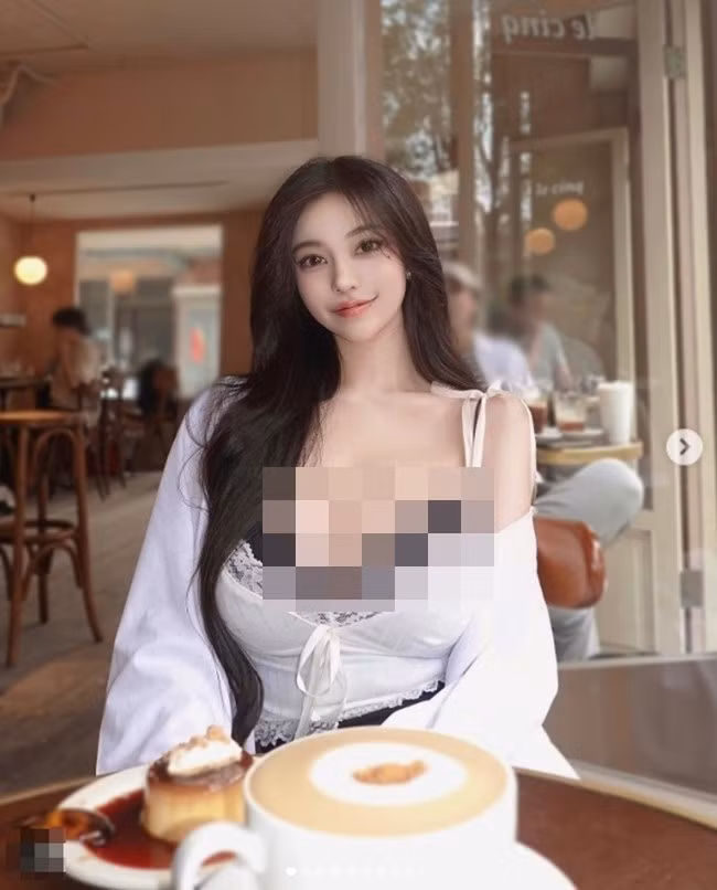 Thu hút hơn cả chính là vòng 1 ngoại cỡ của cô khiến bất kỳ ai cũng khó rời mắt.
