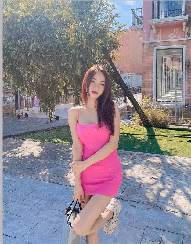 Trên trang cá nhân của mình, người đẹp xứ Chùa Vàng luôn đăng tải những hình ảnh rất vui vẻ và tinh nghịch.
