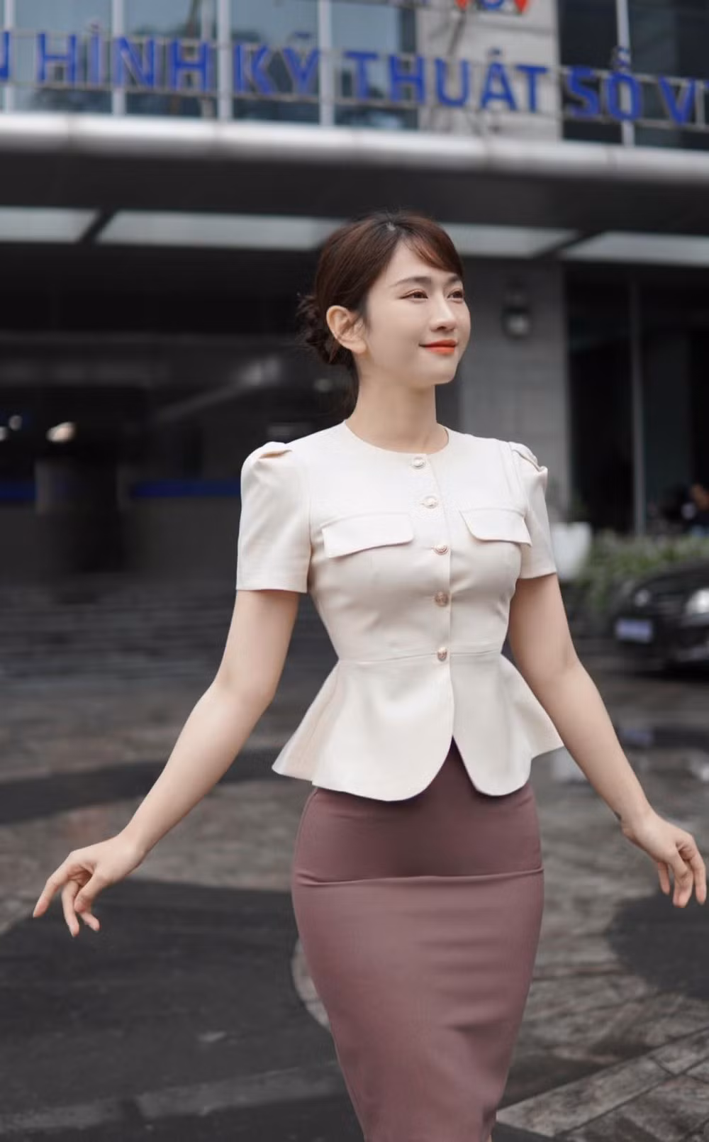 Ở tuổi 28, cô khiến nhiều người bất ngờ với gu mặc thanh lịch, chỉn chu với những set váy áo công sở kín đáo.