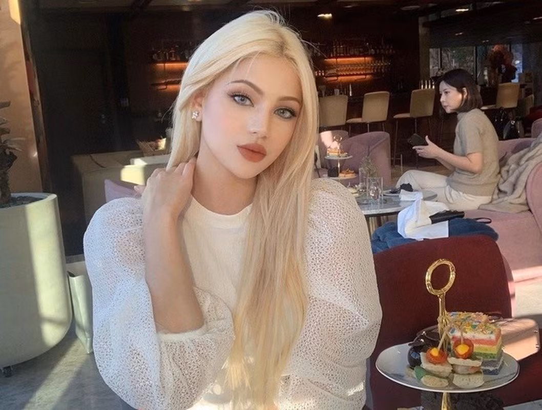 Nếu Elina "đốn tim" cư dân mạng bởi nét đẹp Trung Á cuốn hút, ngọt ngào thì Miranda lại mang đến sức hút nhờ vẻ ngoài trưởng thành, quyến rũ.