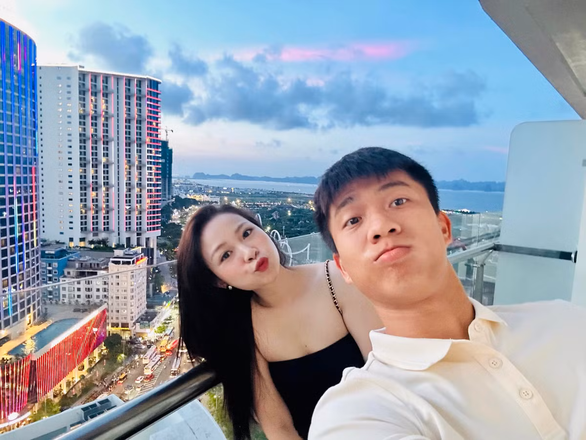 Từ khi làm bố, Văn Đức trở thành ông bố bỉm sữa "cuồng" vợ và con. Mỗi dịp rảnh rỗi anh đều dành thời gian ở bên chăm con, giúp vợ.