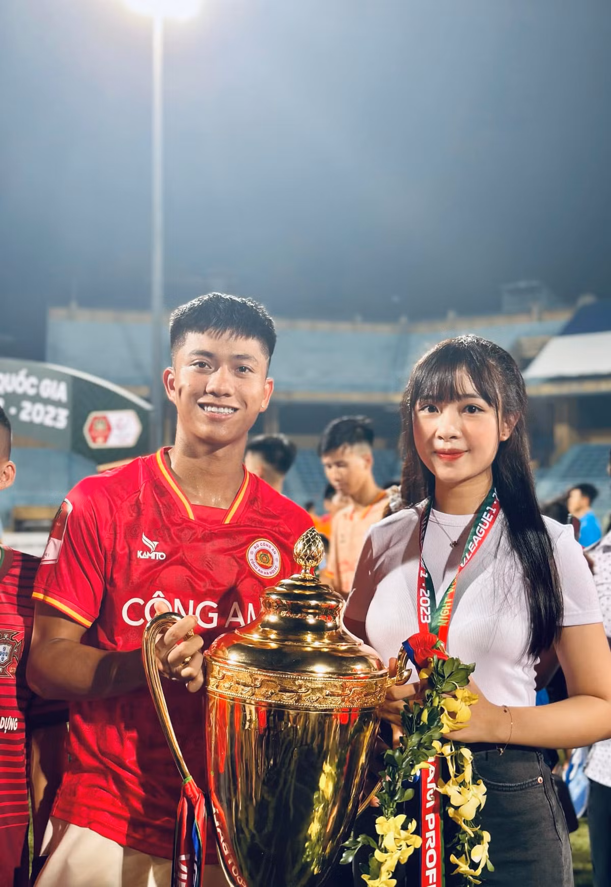 Bà xã Văn Đức diện áo thun trắng khoét cổ sâu lấp ló vòng 1 đầy đặn kết hợp với áo vest đen. Các fan, bạn bè để lại bình luận thể hiện sự ngưỡng mộ trước cử chỉ đầy tình tứ của cặp đôi này.