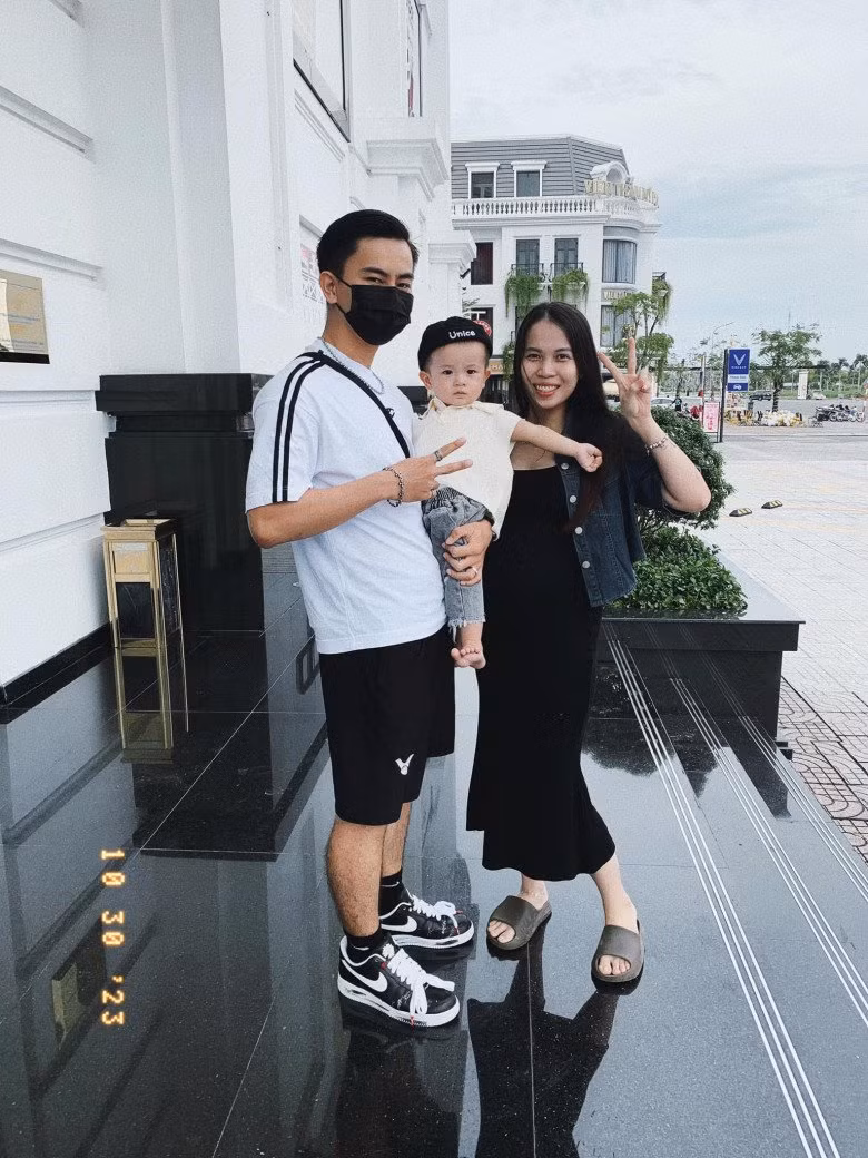 Hiện Vân Anh sinh sống cùng gia đình chồng tại Kiên Giang. Cặp đôi mở một tiệm vàng, chuyên bán trang sức vàng, bạc và đá quý. Ảnh: Tổng hợp