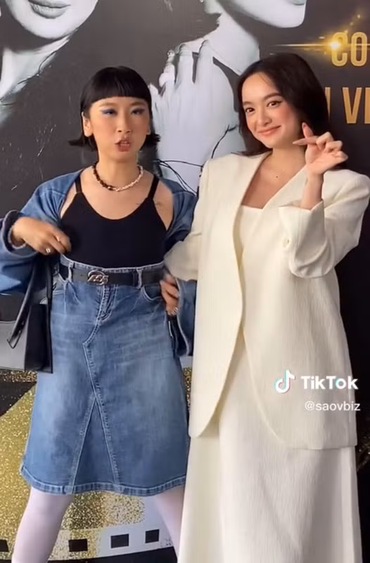 Hay một lần khác Trang Hý diện một thiết kế khá độc đáo, chiếc áo 2 dây và khoác áo jean ngoài đầy cá tính, kết hợp thêm mái tóc mái ngố huyền thoại. Tuy nhiên, điểm nhấn của bộ outfit này chính là chiếc chân váy jean được người đẹp sinh năm 1997 diện như một chiếc đầm cúp ngực.