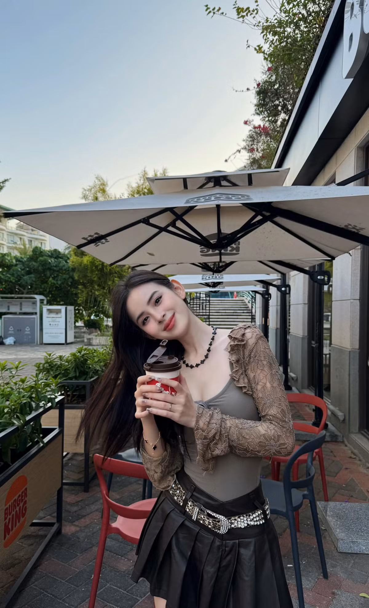 Gương mặt xinh đẹp và ngọt ngào của Hương Liên luôn làm thu hút nhiều ánh nhìn của mọi người xung quanh. Ảnh: FBNV
