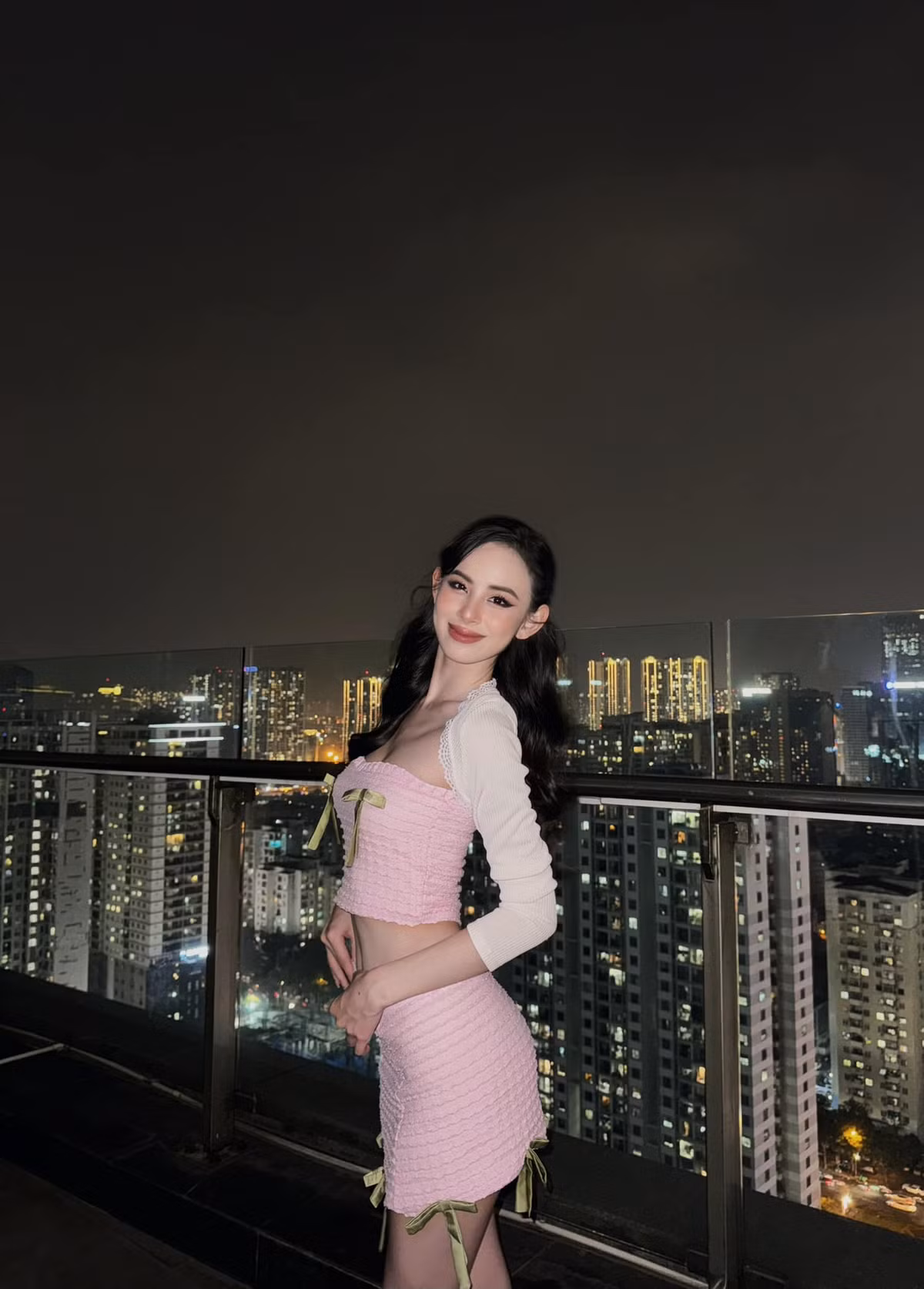 Mỹ nhân gen Z có gương mặt xinh đẹp, vóc dáng nhỏ nhắn nhưng săn chắc với tỷ lệ hình thể chuẩn mực.