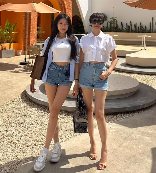 Ngoài thời trang trẻ trung, mẹ vợ Đoàn Văn Hậu còn biết cách chọn phụ kiện hàng hiệu để tăng sự thu hút cho vẻ ngoài. Ảnh: FBNV, IGNV