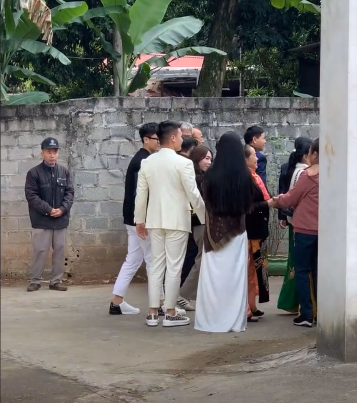 Vợ sắp cưới Quang Hải diện áo dài trắng truyền thống thướt tha, có mặt trước cổng tiếp đón gia đình nhà trai chu đáo.