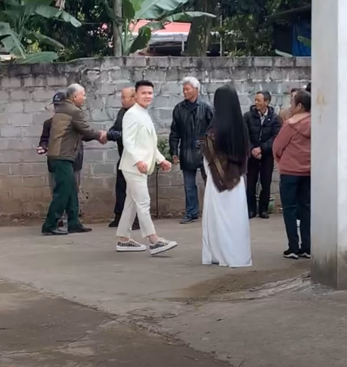 Dù thời tiết Hà Nội lúc đó chỉ 13 độ C, Quang Hải vẫn mặc suit trắng mỏng manh, đi giày bệt, tóc vuốt sáp chỉn chu.