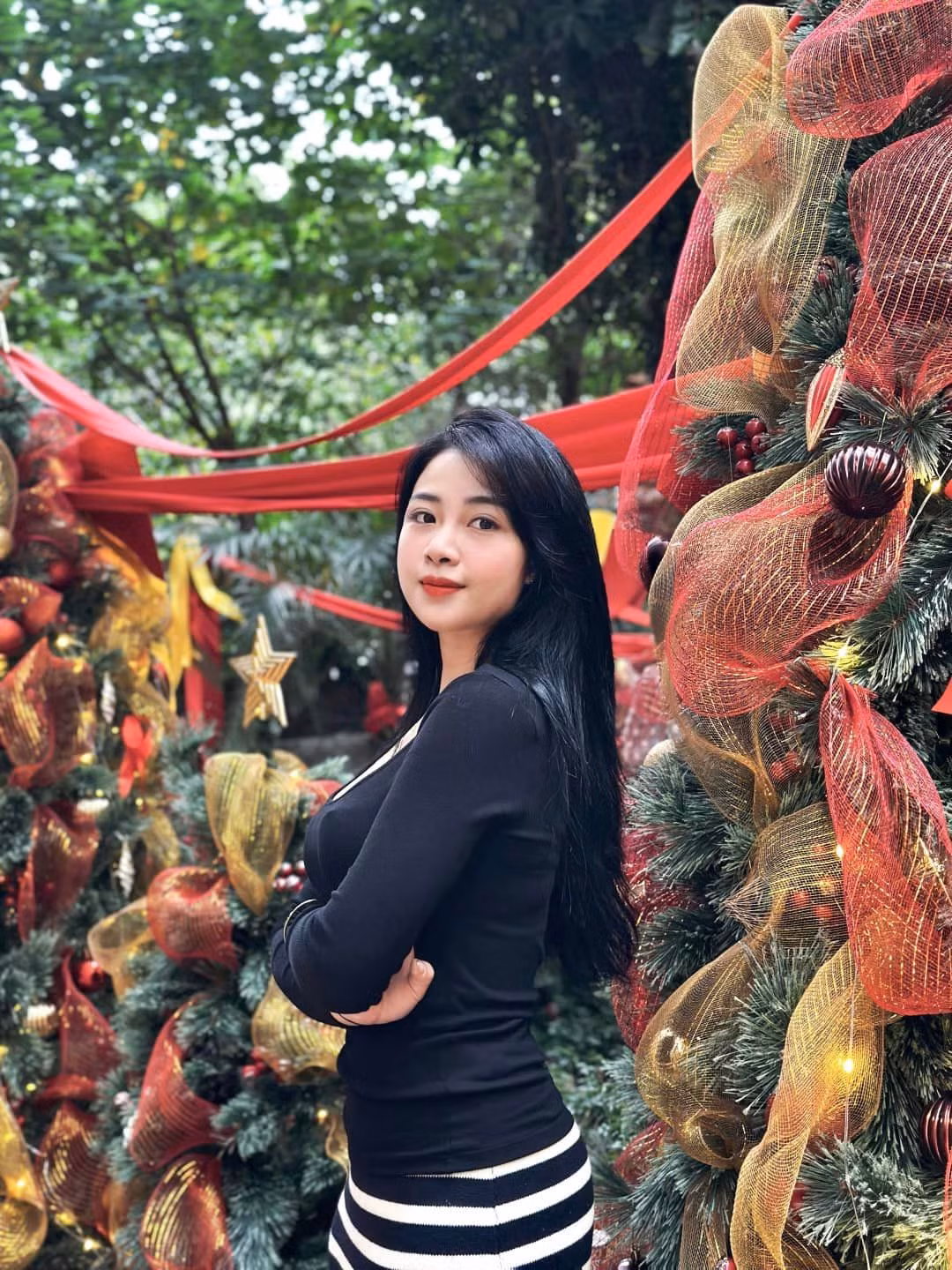 Võ Nhật Linh ăn mặc đơn giản khi diện một chiếc áo thun khoét cổ sâu lấp ló vòng 1 quyến rũ kết hợp với chân váy dài.