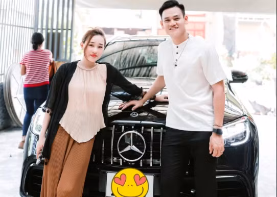Ngoài 2 cơ sở làm đẹp, gia đình Hồ Tấn Tài cũng không ngại chi tiền tỷ để sở hữu xe sang. Hiện tại vợ Hồ Tấn Tài là người thường xuyên sử dụng chiếc xe này.
