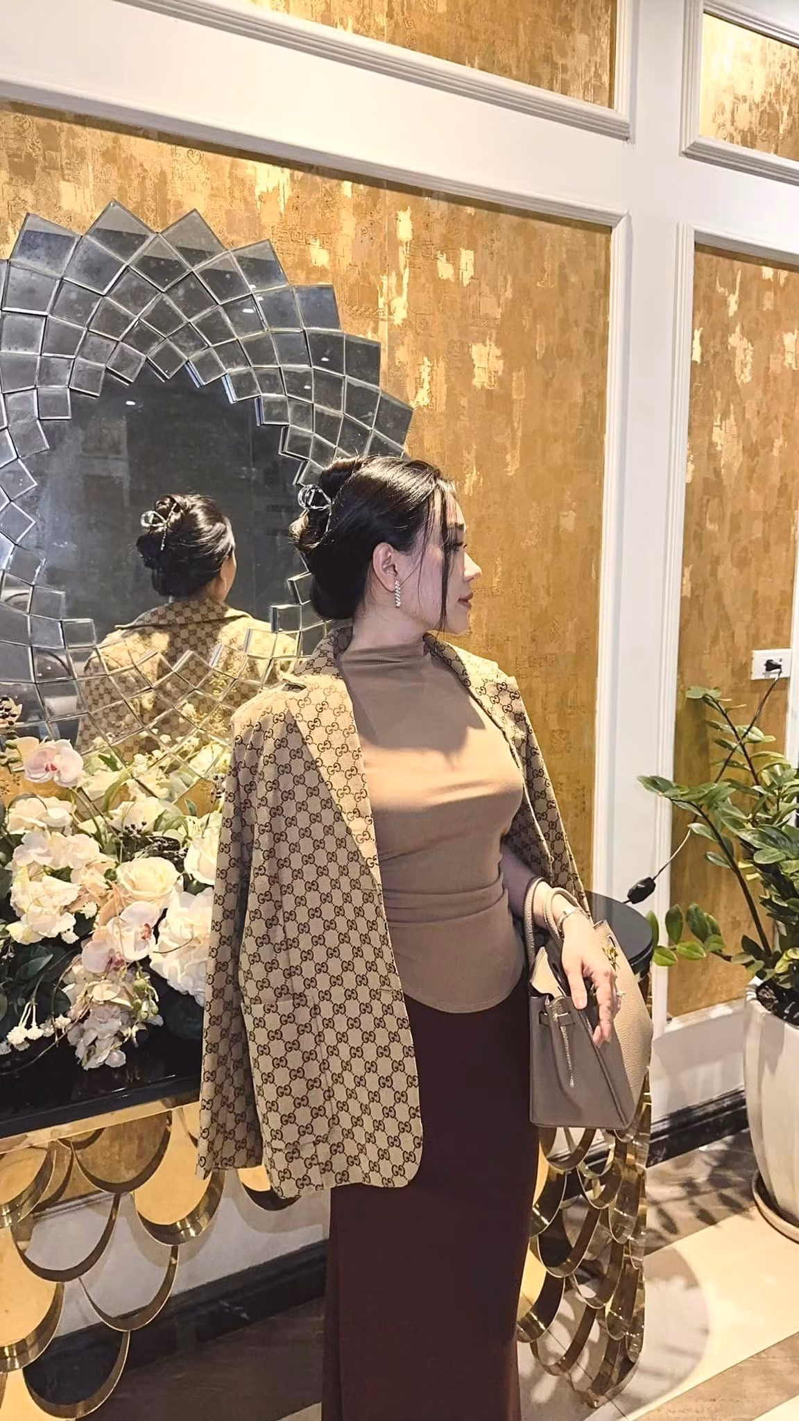 Ngay sau sinh Phạm Thị Hiếu đã lấy lại vóc dáng thời con gái. Biết được điểm mạnh trên cơ thể của mình nên cô cũng thường chọn những trang phục giúp tôn lên đường cong cơ thể.
