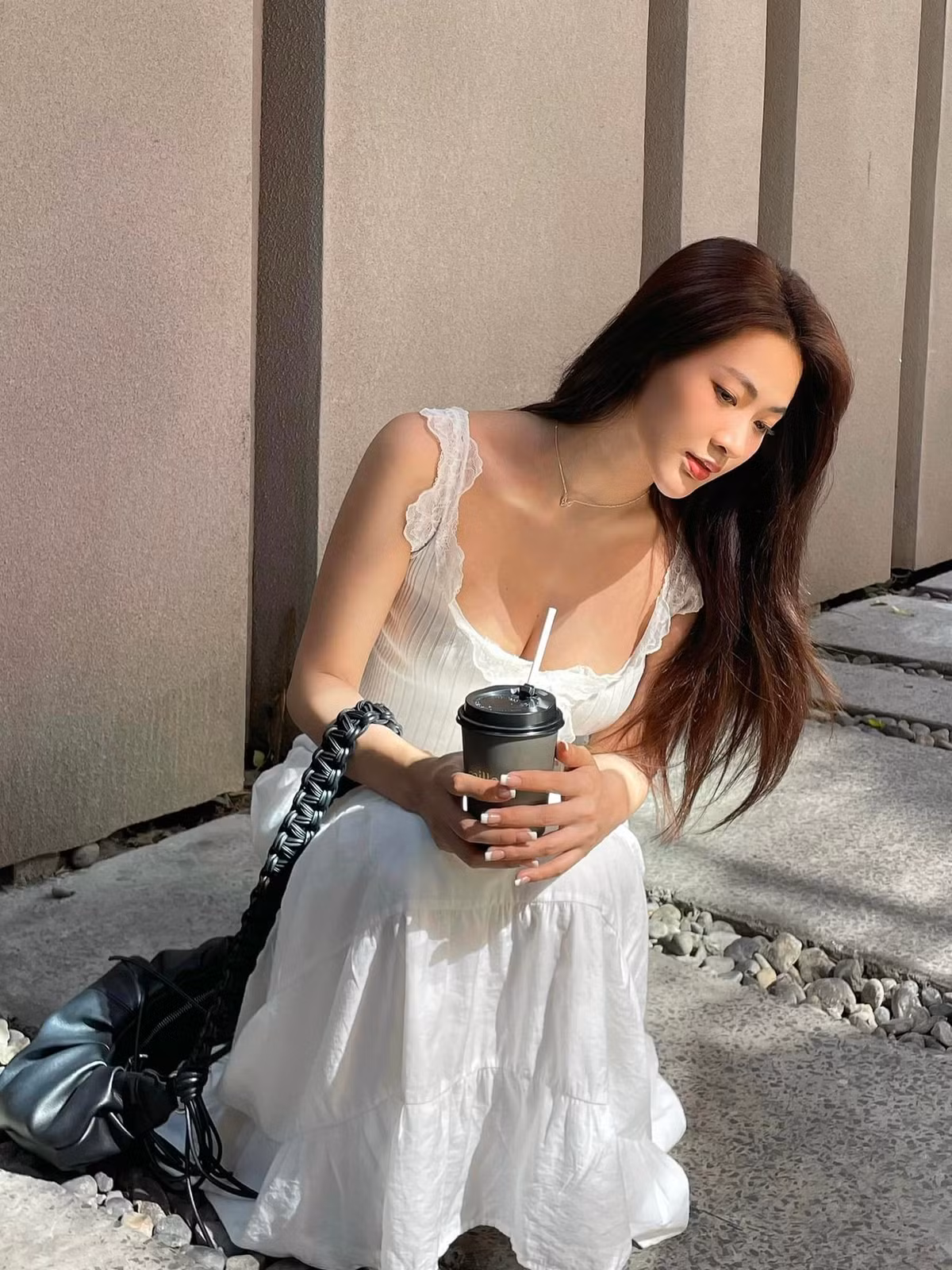 Trong hình ảnh, cô gái xinh đẹp ngọt ngào như một nàng thơ khi nướng khoai.