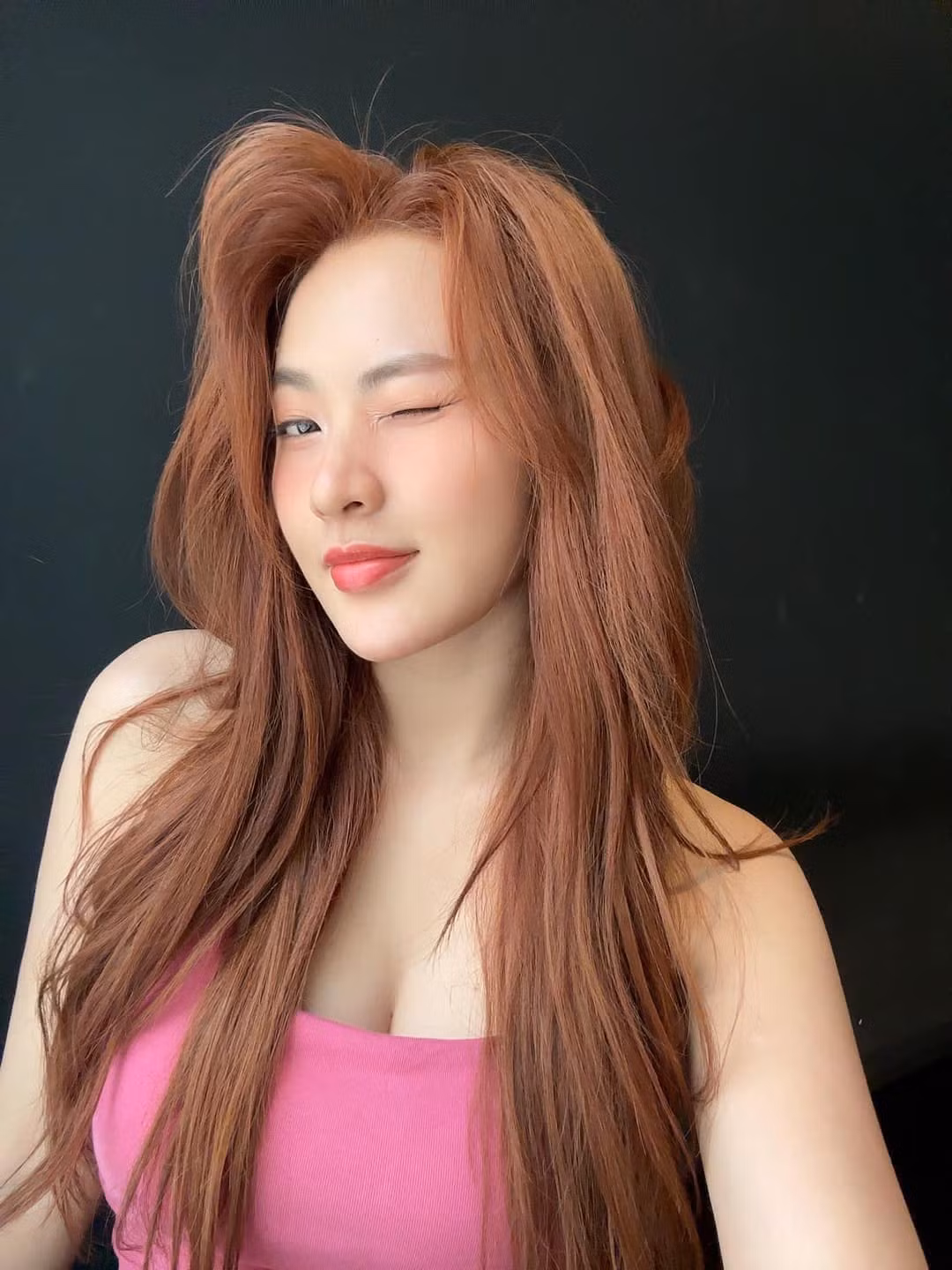 Minh Trang có làn da trắng mịn màng không tì vết, cô nàng được nhiều vai diễn nàng thơ cũng nhờ vảo vẻ đẹp mộng mơ này.