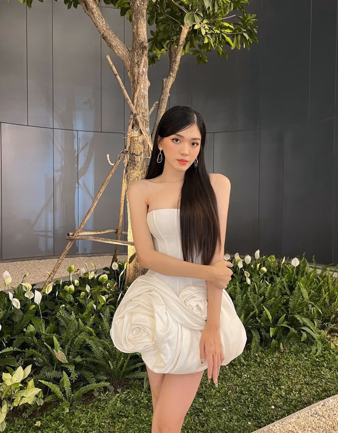 Người đẹp chuyển giới gây chú ý khi sở hữu gương mặt nữ tính, ngoại hình thon gọn và chiều cao nổi bật.