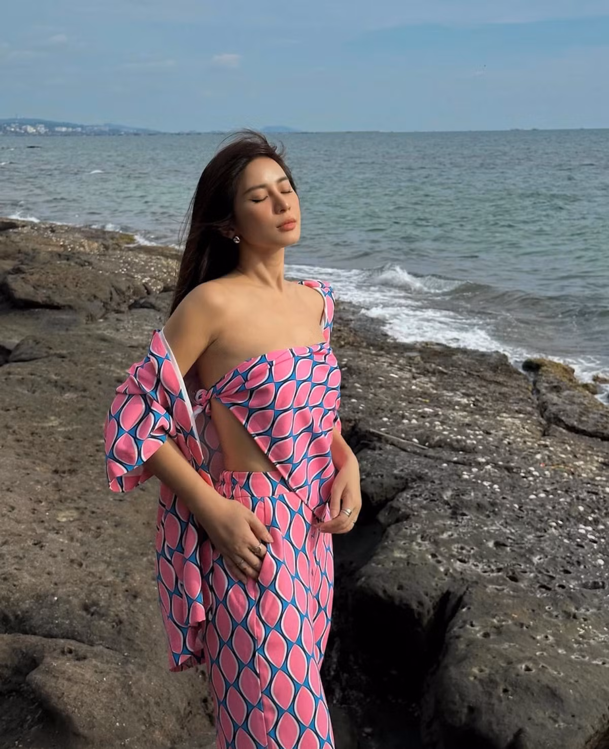 Cô tự tin diện những bộ bikini 2 mảnh khoe vóc dáng nóng bỏng.
